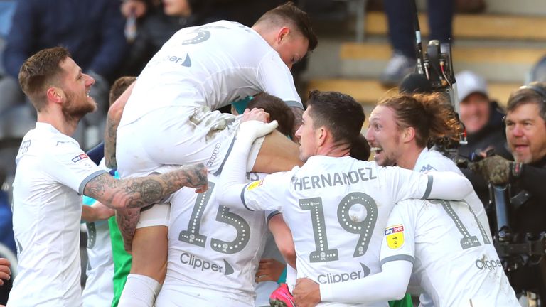 Leeds United es un punto claro en la cima del Campeonato, pero la temporada se ha suspendido indefinidamente