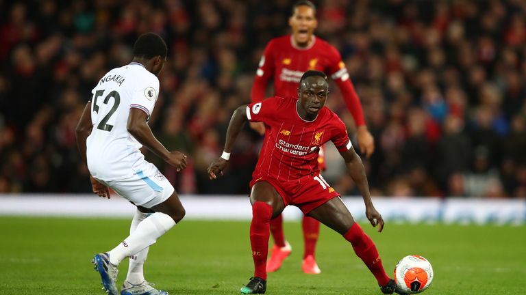 Jeremy Ngakia en acción en Anfield