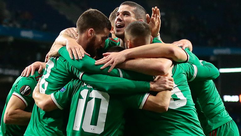 Matt Doherty celebra con sus compañeros de equipo después de anotar contra el Espanyol