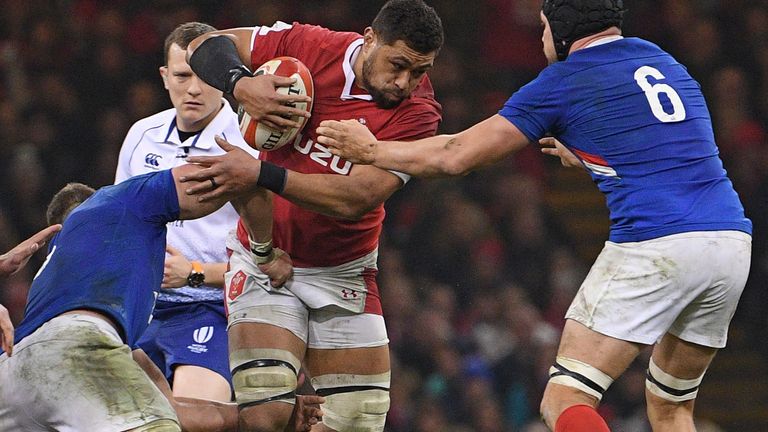 Faletau se encoge de hombros ante un tackle durante la derrota de Gales ante Francia