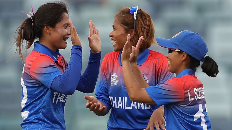 Tailandia Las mujeres celebran un wicket en su primer partido de la Copa Mundial contra las Indias Occidentales