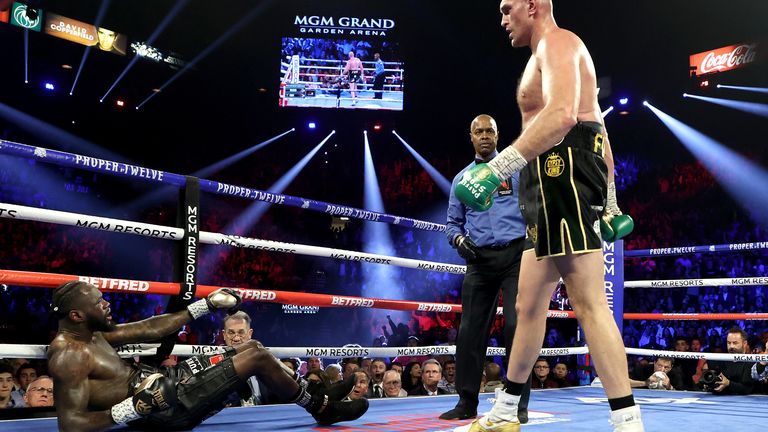 Tyson Fury derribó a Wilder dos veces en su camino hacia la victoria