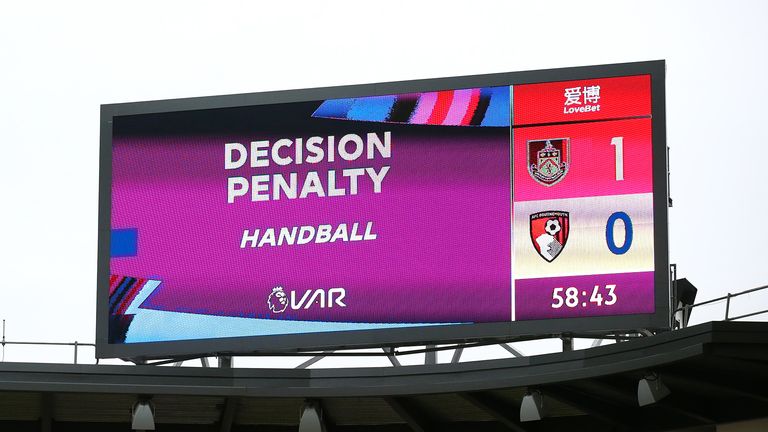Los fanáticos de la Premier League de esta temporada han aprendido la decisión del VAR a través de pantallas gigantes en los estadios.