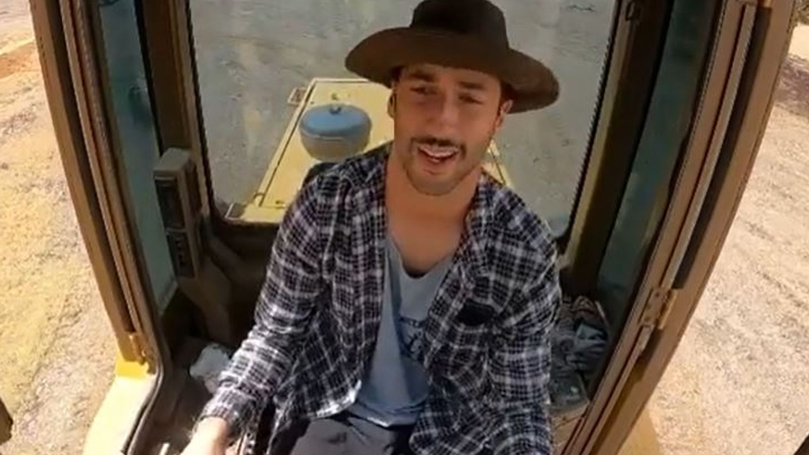 Tractor talk: Ricciardo explains his farm life thumbnail