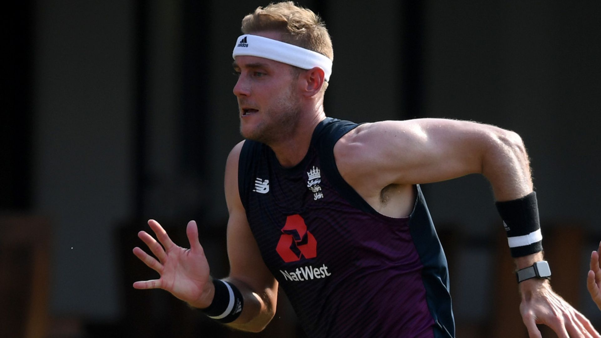 Broad, Woakes back in England training