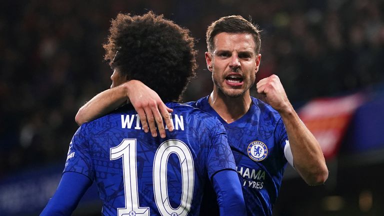 Willian y Cesar Azpilicueta celebran el gol de apertura del Chelsea