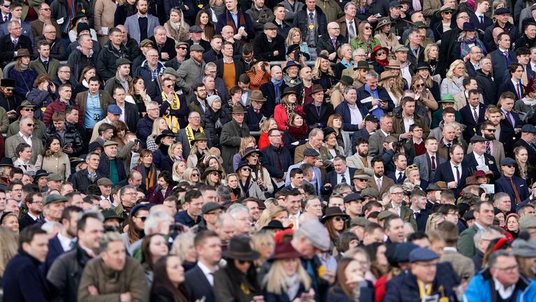 Miles de personas se reunieron en el Festival de Cheltenham en marzo