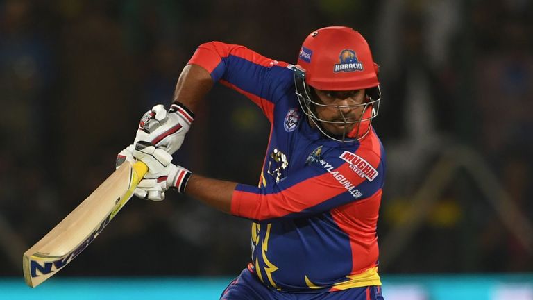 Sharjeel Khan de Karachi Kings conectó 37 desde solo 14 balones mientras su equipo clasificaba para las semifinales