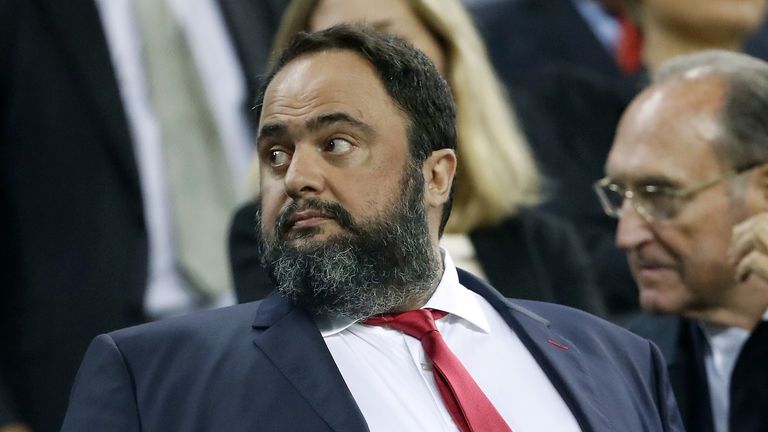 Evangelos Marinakis se aísla a sí mismo y dice que "se siente bien"