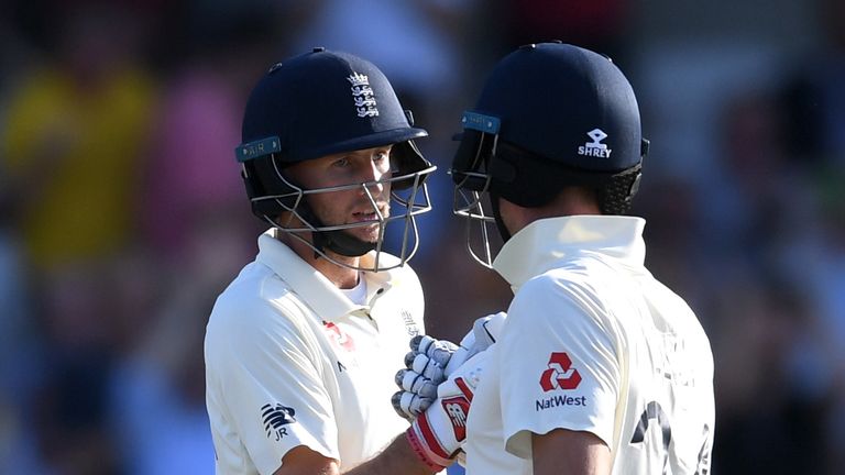 Joe Root y Joe Denly establecieron una asociación ininterrumpida de cincuenta años tarde el día dos para Inglaterra