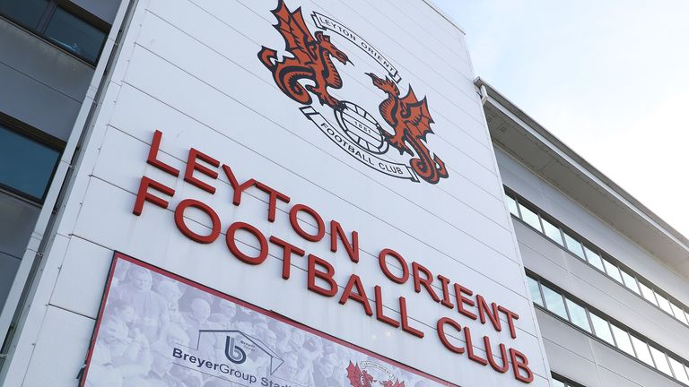 El presidente ejecutivo de Leyton Orient, Danny Macklin, no está a favor de que  se cancele la temporada.