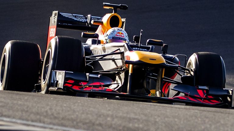 Beelden van Max Verstappen die Red Bull rond het gerenoveerde Nederlandse Grand Prix-stadion rijdt.