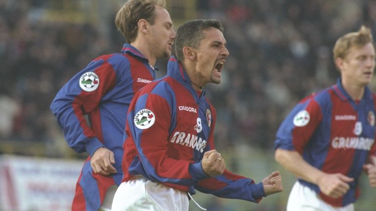 Roberto Baggio se unió al Bolonia y marcó 22 goles en la temporada 1997/98