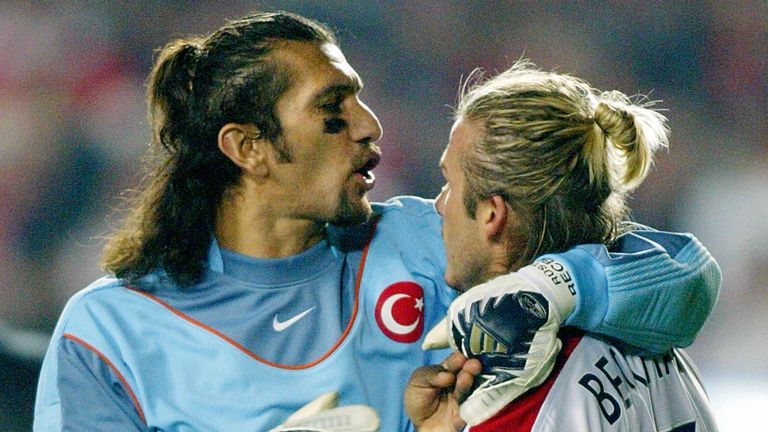 Rustu en acción contra Inglaterra en 2003, junto a David Beckham