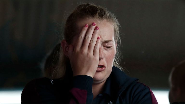 La hilandera inglesa Sophie Ecclestone no puede ocultar su angustia mientras la lluvia cae fuertemente en el Sydney Cricket Ground