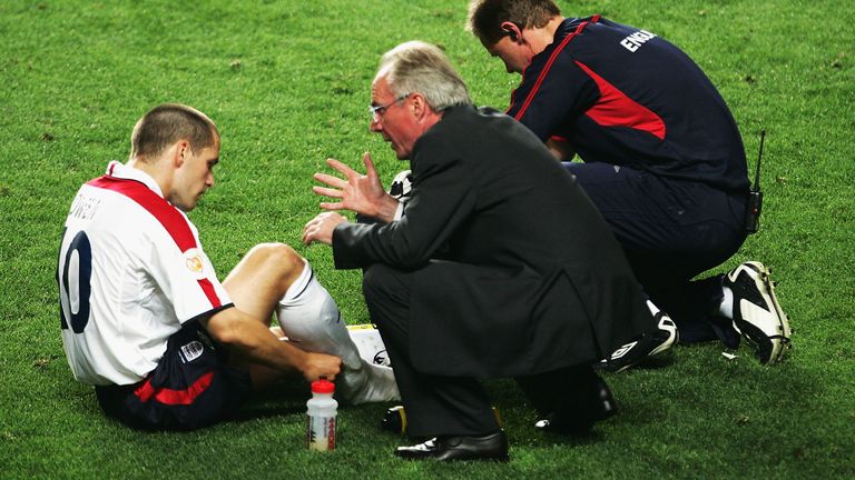 Eriksson habla con Michael Owen durante los cuartos de final de la Eurocopa 2004 de Inglaterra contra Portugal