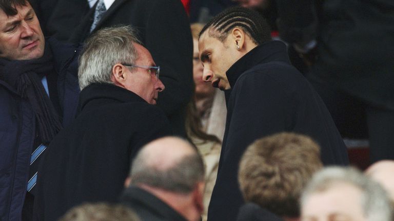 Rio Ferdinand habla con el manager de Inglaterra, Sven Goran Eriksson, en la caja de directores en Old Trafford