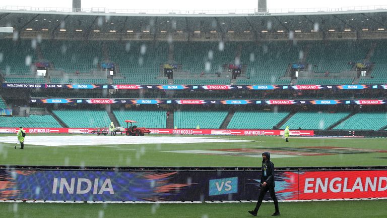 La lluvia cae en el Sydney Cricket Ground, forzando el abandono de la semifinal de Inglaterra contra India en la Copa Mundial Femenina T20