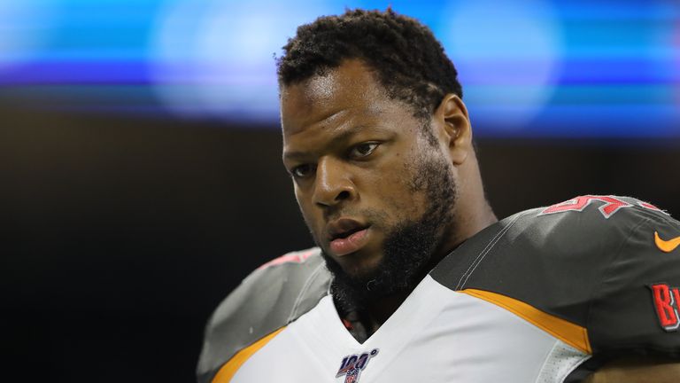 Ndamukong Suh regresa a los Bucaneros de Tampa Bay