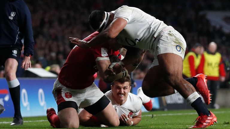 Tuilagi se conectó con la cabeza de George North, pero solo después de que el galés se arrodilló