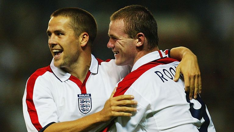 Michael Owen y Wayne Rooney celebrando un gol de Inglaterra con Eriksson