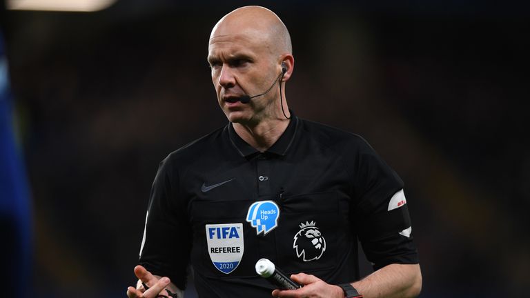 El árbitro de la Premier League Anthony Taylor se ha convertido en voluntario del NHS