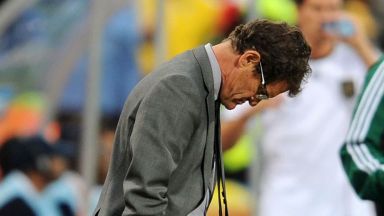 Fabio Capello no puede ver cómo Inglaterra se estrella en Bloemfontein