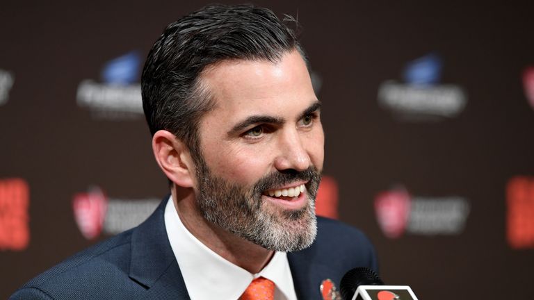 Stefanski fue designado como el sucesor de Freddie Kitchens después de haber pasado la temporada pasada como coordinador ofensivo de los Minnesota Vikings. 