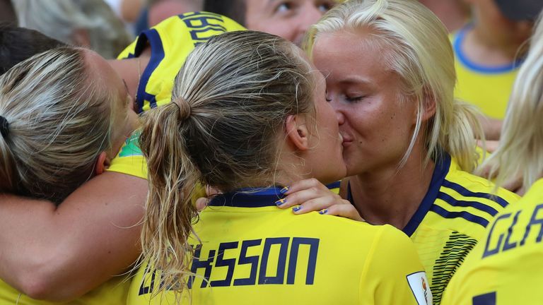 Magdalena Eriksson y su novia, la internacional de Dinamarca Pernille Harder, comparten un beso después de que Suecia se llevó el bronce en la Copa del Mundo el verano pasado