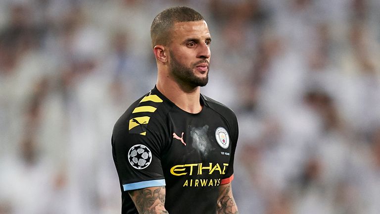 Kyle Walker dice que los futbolistas deben pensar en los demás en lugar de en sí mismos en un momento como este