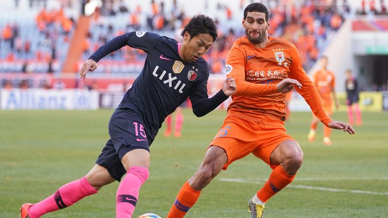 Marouane Fellaini en acción por Shandong Luneng contra Kashima Antlers 