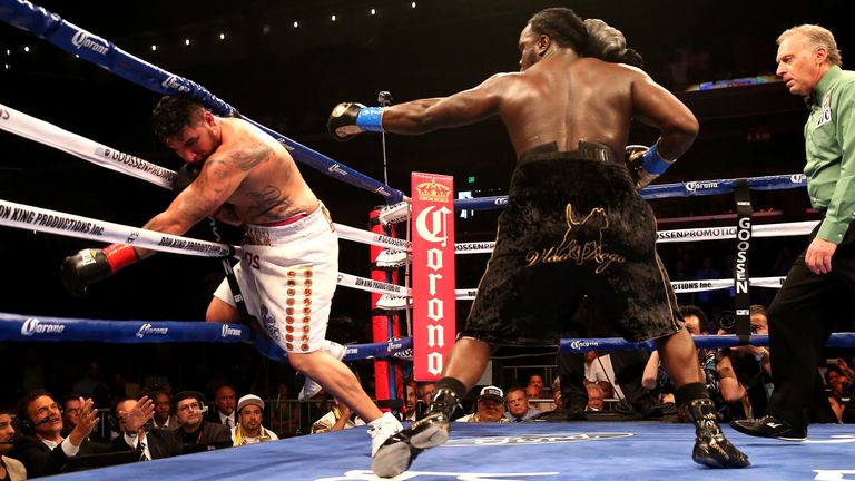 Stiverne (derecha) KO'd Arreola en seis rondas