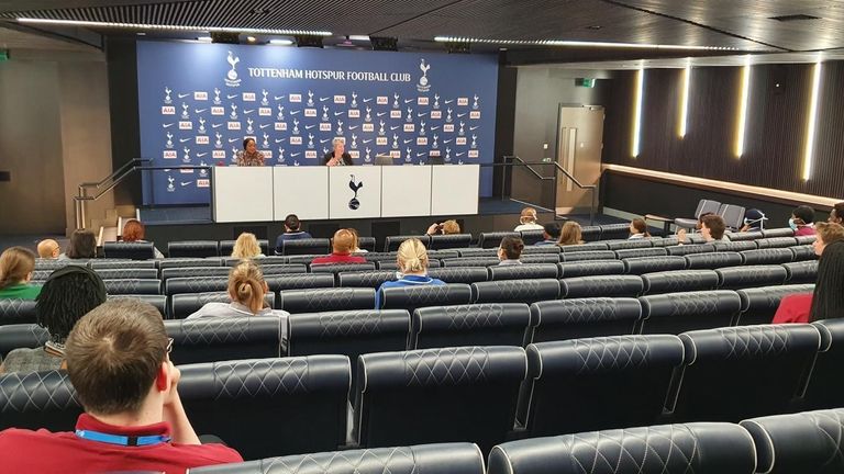 Personal del NHS en una sesión informativa en el estadio Tottenham Hotspur