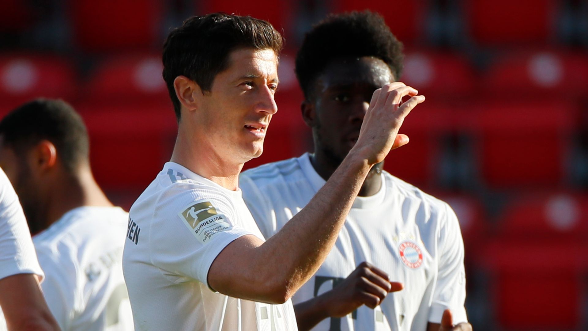 Lewandowski scores as Bayern make winning return