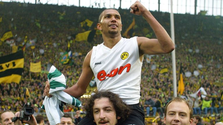 PLATZ 17 - MARCIO AMOROSO:
2001 wechselt der Brasilianer für 25,5 Millionen Euro nach Dortmund - Bundesliga-Rekord! In seinem ersten Jahr führt er die Schwarz-Gelben zur Meisterschaft und wird Torschützenkönig, doch anschliessend verblasst der Glanz.