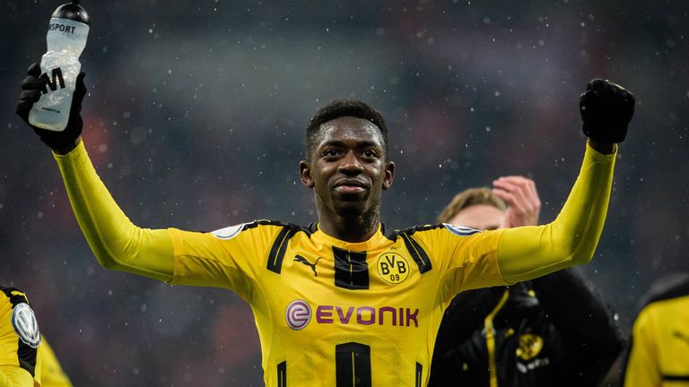 PLATZ 8 - OUSMANE DEMBELE:
Der Franzose bescherte Zorc viele schlaflose Nächste - und reichlich Geld. 2016 wechselte er für 15 Mio. € zum BVB, um sich ein Jahr später zum FC Barcelona zu streiken. Bis heute sind 125 Mio. € nach Dortmund geflossen.