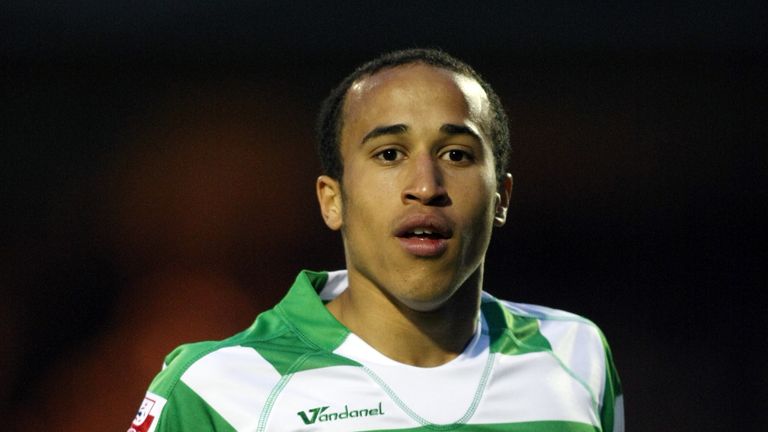Townsend hizo su debut profesional en la Liga 1 con Yeovil 2009