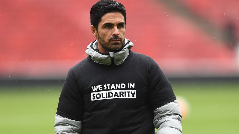 Mikel Arteta took a knee alongside his players