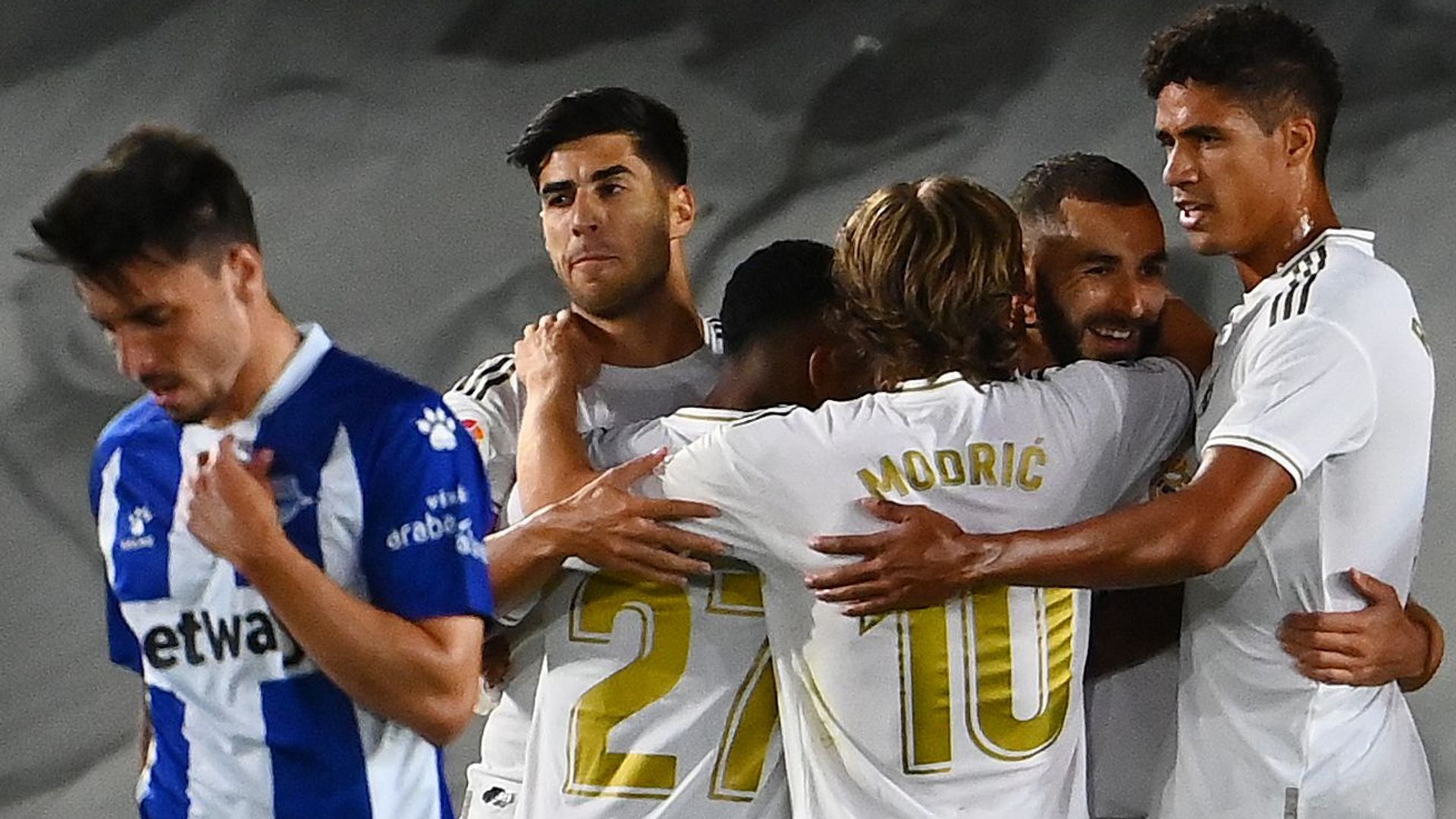 Benzema, Asensio help Real close on title