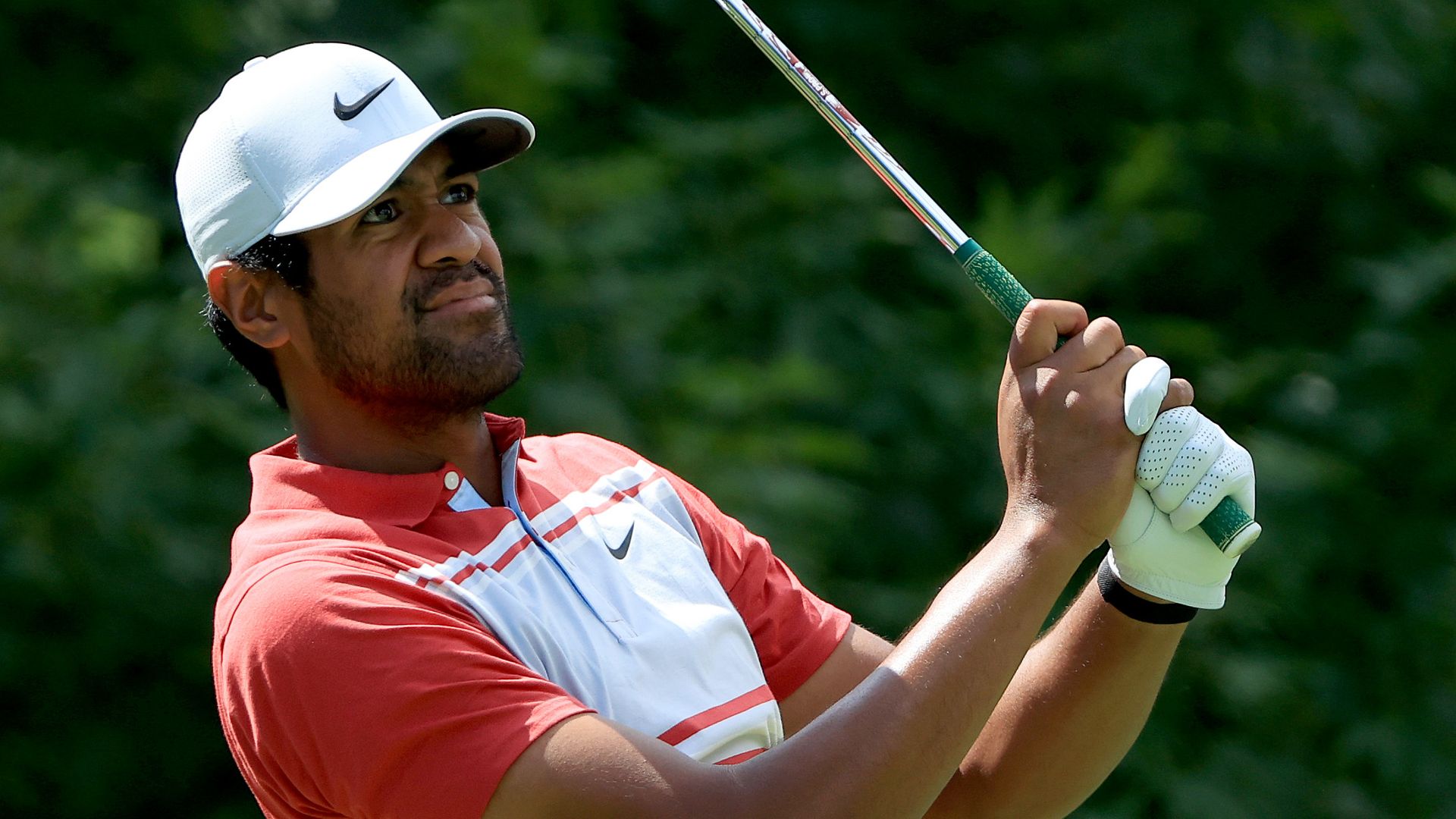 Finau retains lead, Tiger survives
