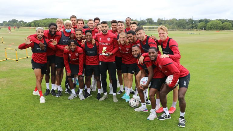 Brentford's David Raya (C) poses with his team-mates after winning the Championship Golden Glove award