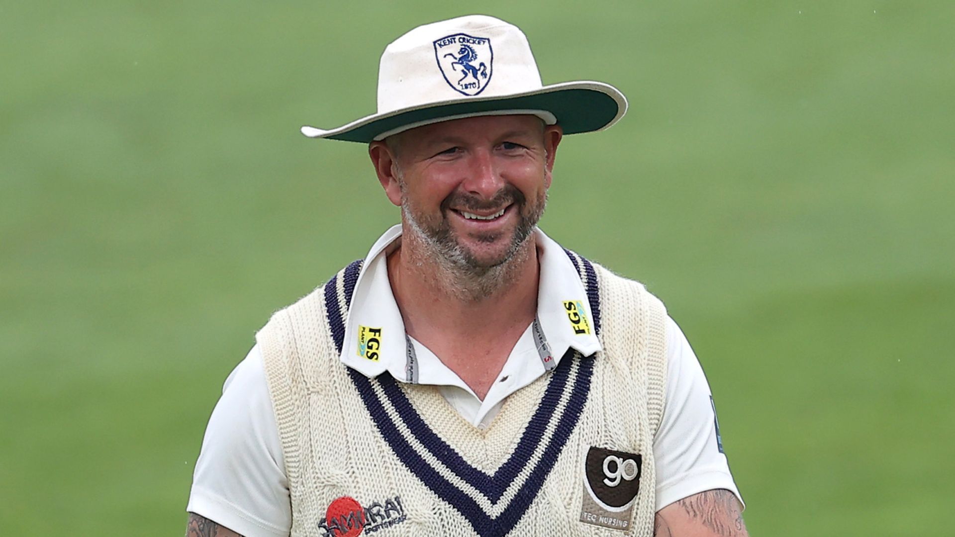 Stevens, 44, signs new deal at Kent