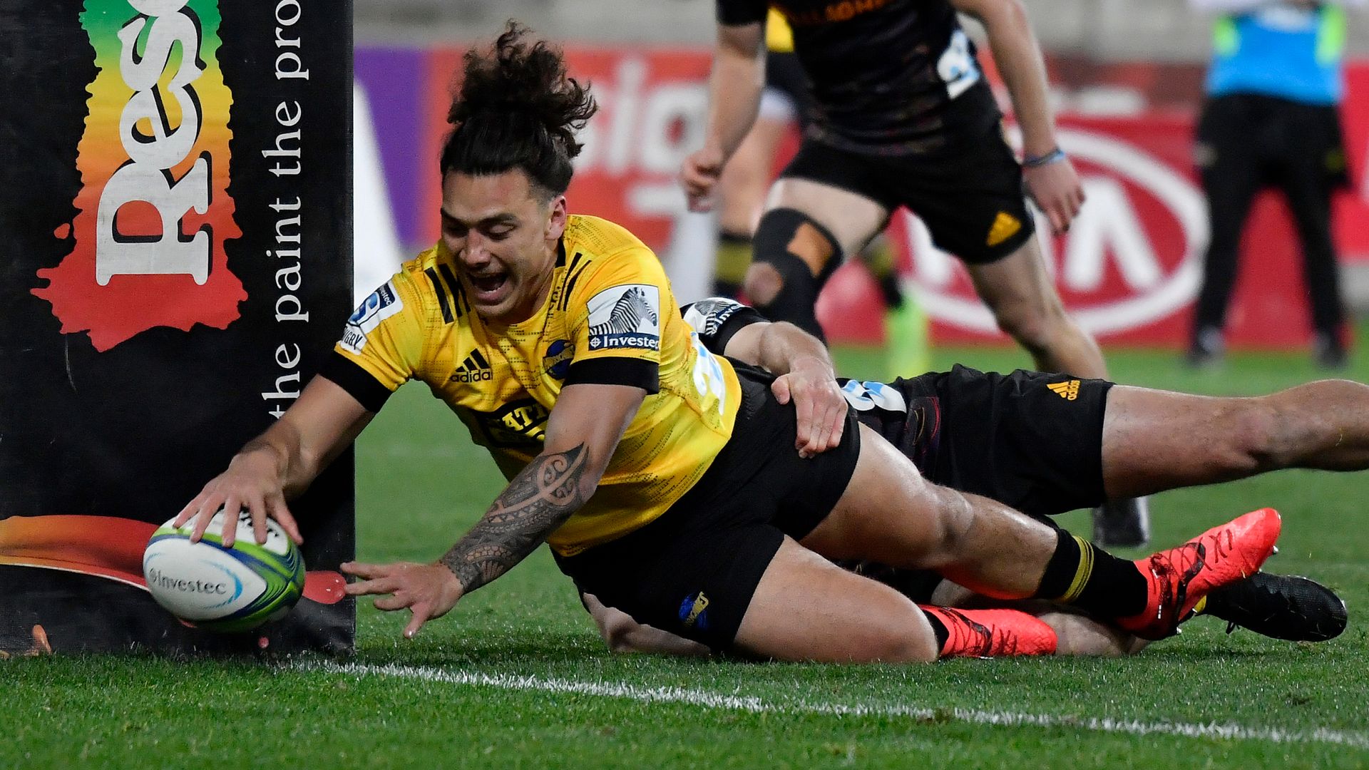 Hurricanes keep title hopes alive