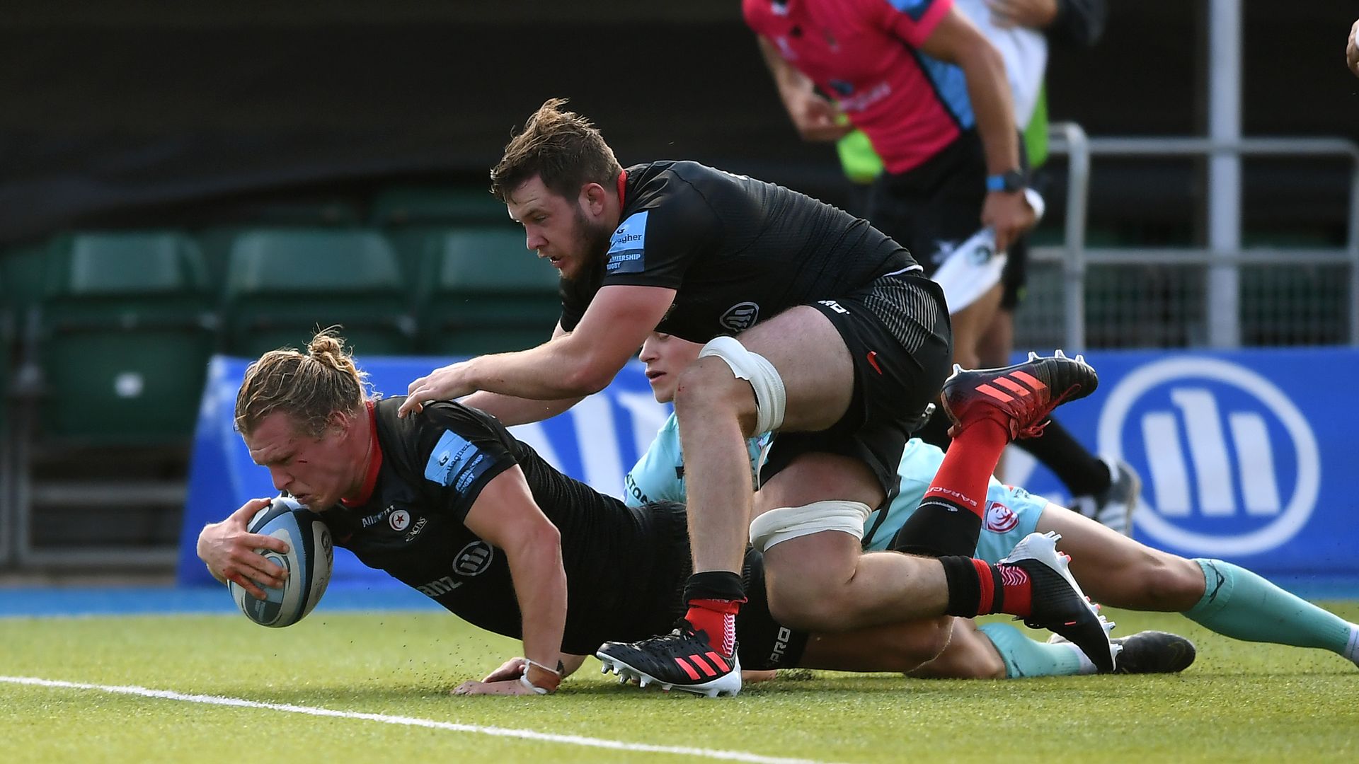 Woolstencroft leads Saracens to victory