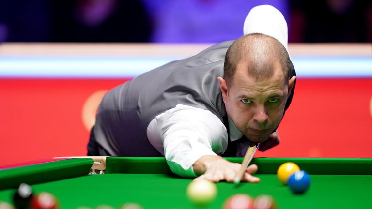 Barry Hawkins won the final frame of the night to draw level with Neil Robertson at 8-8