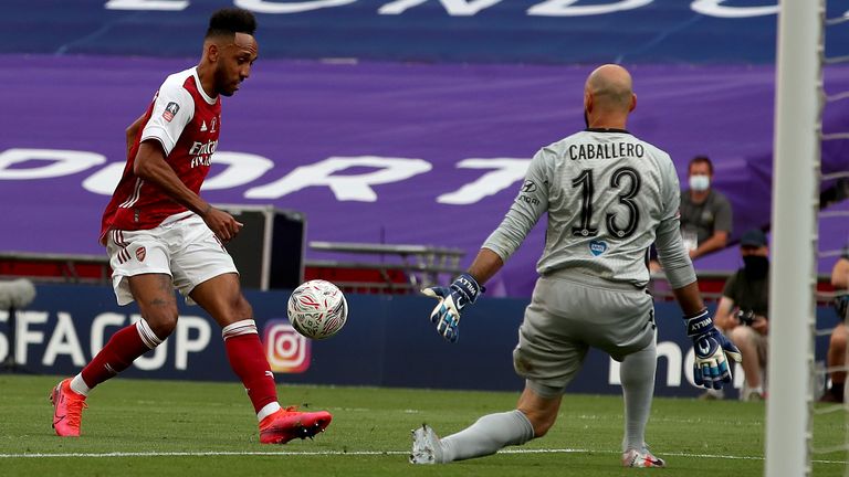 Pierre-Emerick Aubameyang puts Arsenal 2-1 up