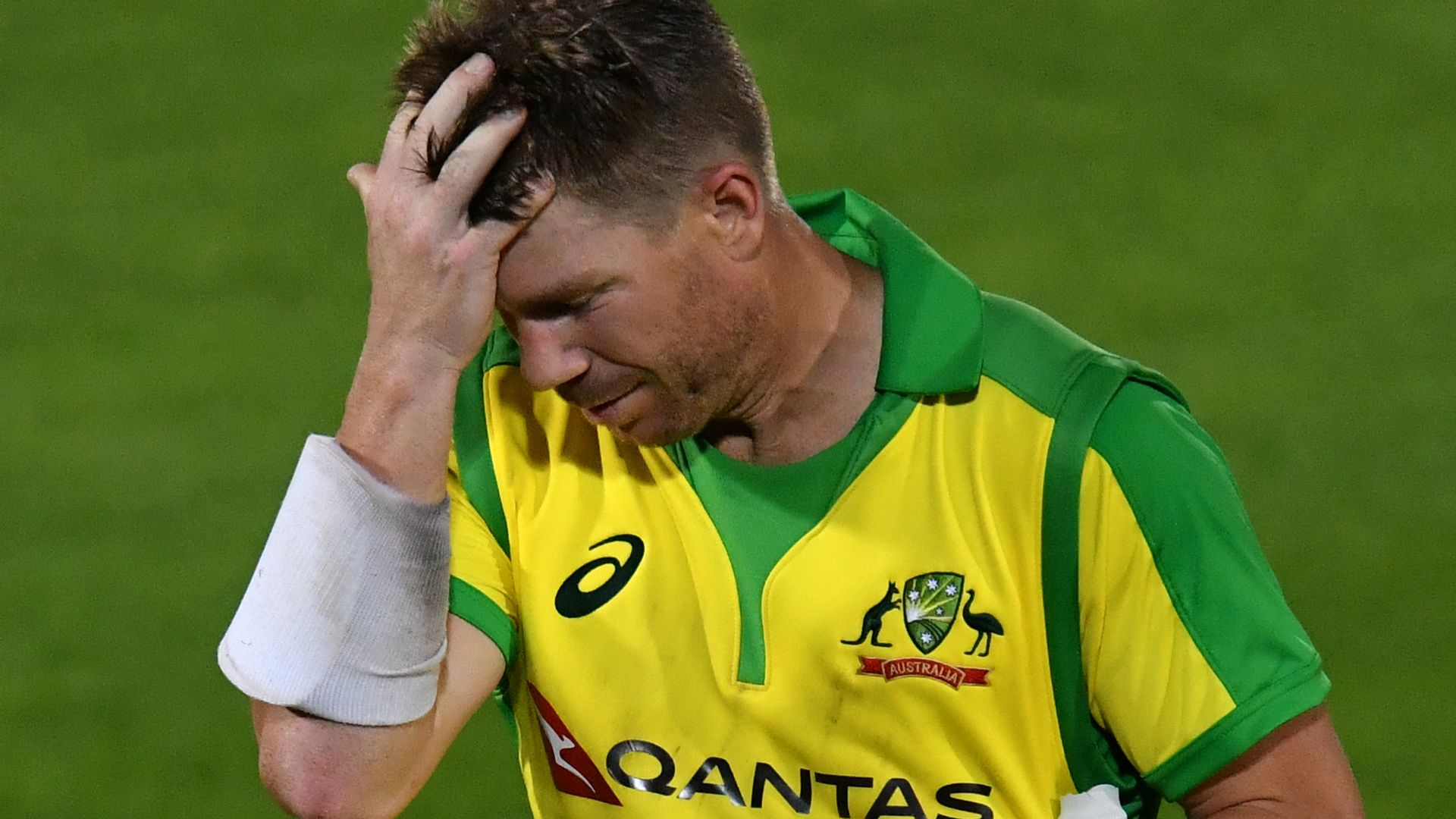 Australia collapse as England win thriller