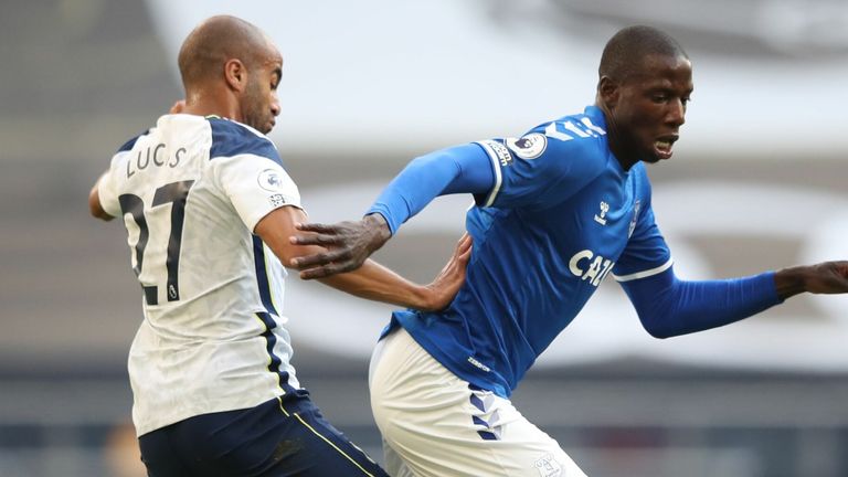 Abdoulaye Doucoure is closed by Moura during the first half