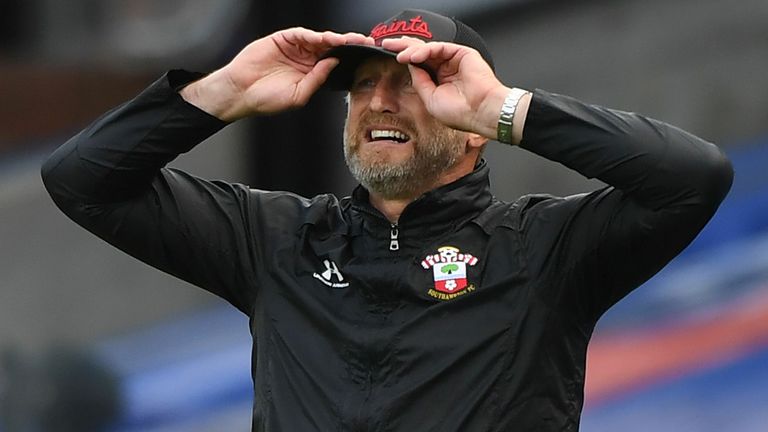 Ralph Hasenhuttl fait une figure frustrée alors qu'il regarde son équipe perdre contre Palace