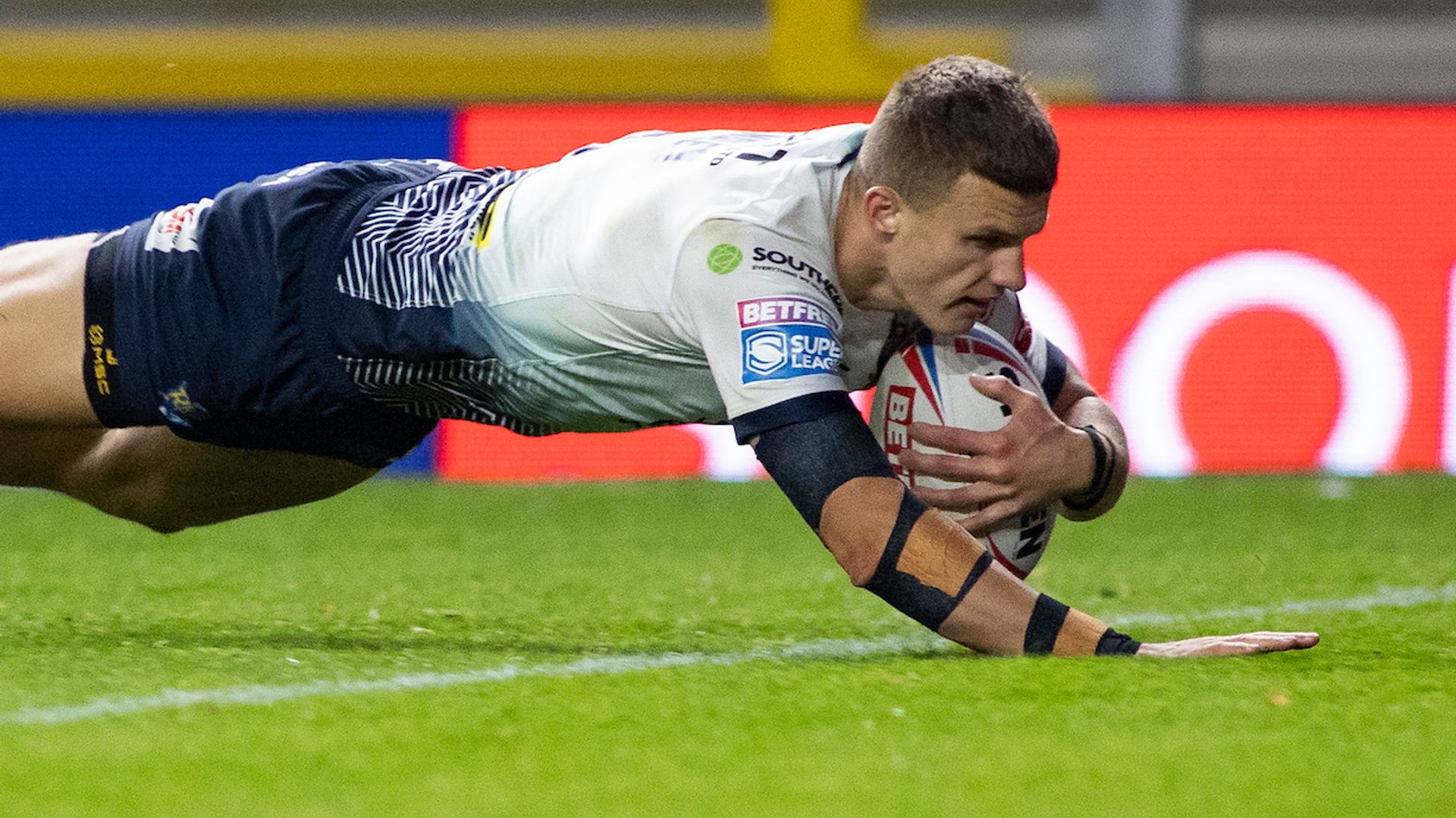 Handley scores treble as Leeds beat Hull